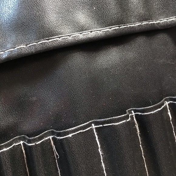 Black Faux leather makeup brush holder - Picture 4 of 6